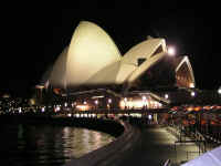 Sydney_Opera_by_night.JPG (108213 byte)